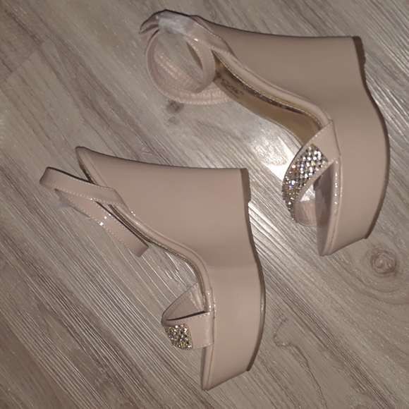 FREE with Bundle Special Occasion Platform Heels in Nude and Rhinestone 9 NIB - Picture 5 of 5